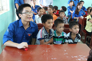Trung tuần tháng 6, sinh viên trường Đại học Bách khoa Hà Nội về tình nguyện tại xã Hợp Thành góp phần làm đa dạng thêm sân chơi cho trẻ ngày hè tại cơ sở.
